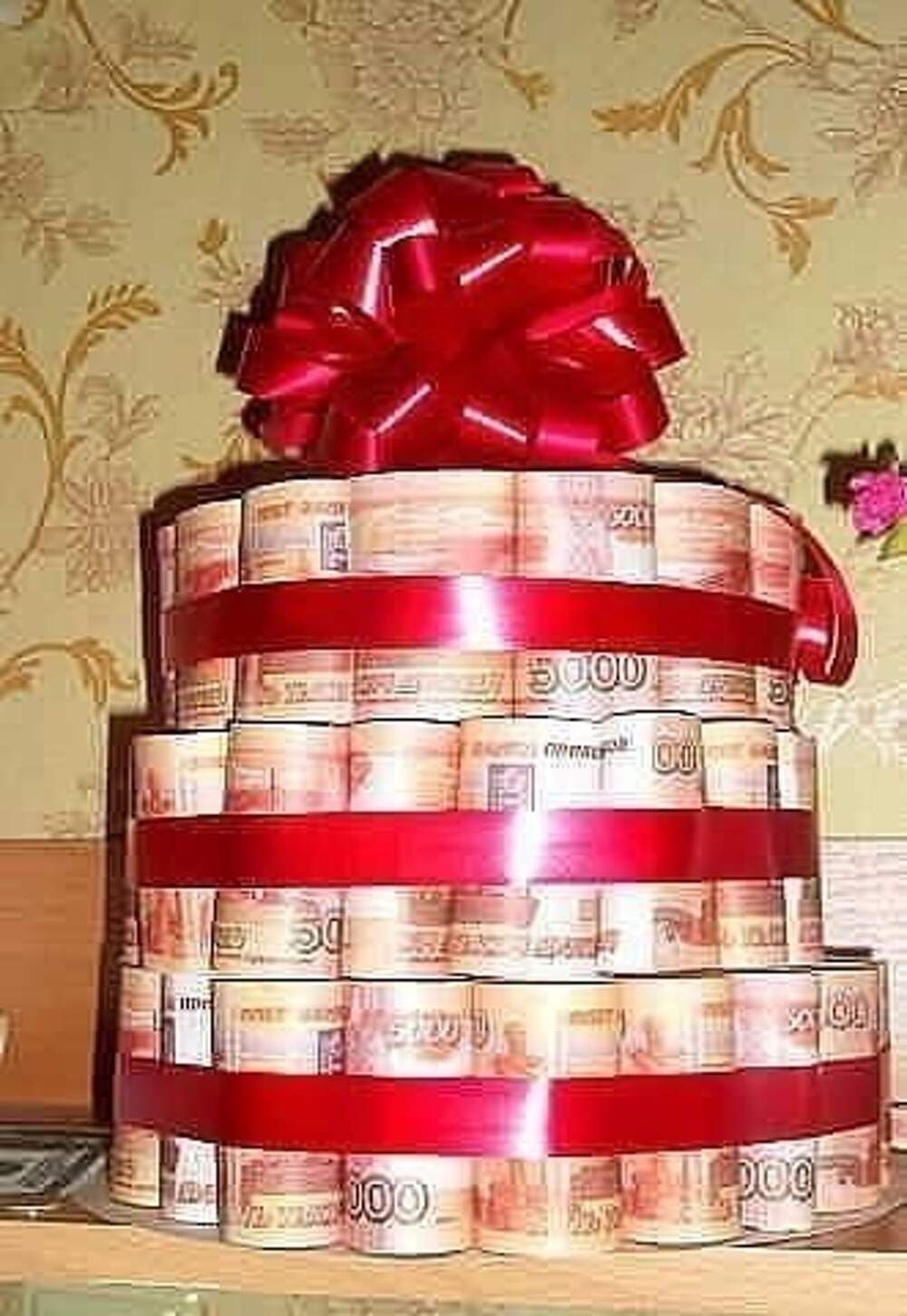 Жена в подарок 5. Денежный торт. Тортик из денег. Подарочный торт из денежных купюр. Лучший подарок это деньги.