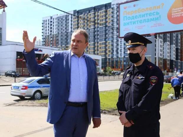 Петр Толстой: Проблему стихийных парковок возле ТЯК «Москва» решим в ближайшее время. Фото: Александр Чикин