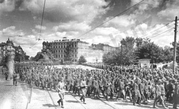 16 августа 1944 года. Конвоирование немецких военнопленных по Киеву