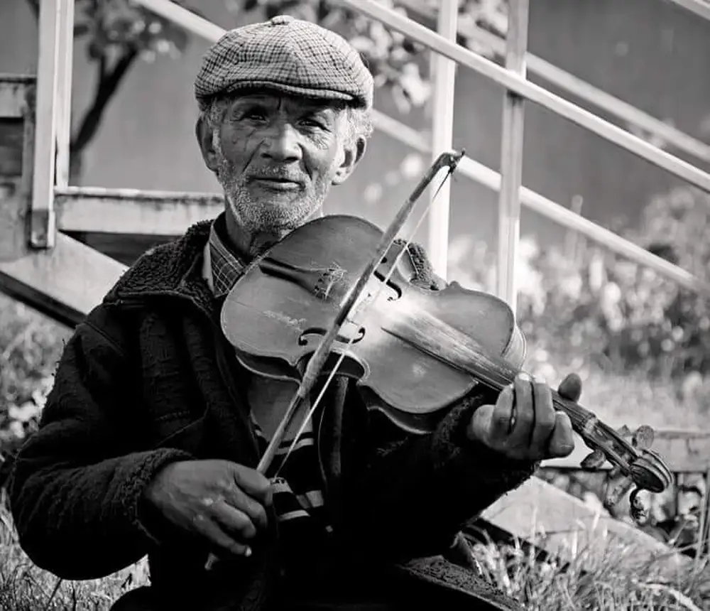 Стариков скрипка. Народные скрипачи. Старик скрипач. Старый музыкант. Старик со скрипкой.
