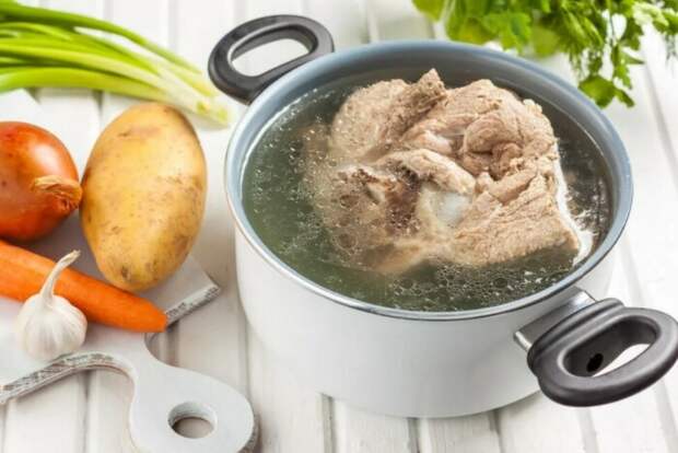 При варке не очень мягкого мяса достаточно добавить немного соды в кастрюлю / Фото: v-kusno.ru