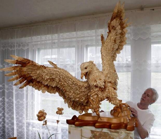 Удивительная скульптура орла из стружки Сергея Бобкова. Фото