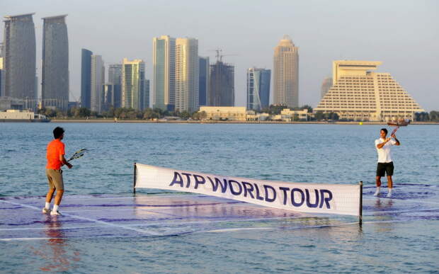 7. Роджер Федерер и Рафаэль Надаль сыграли в теннис на плавающем корте в заливе у города Доха, Катар. мир, реальность, фотография