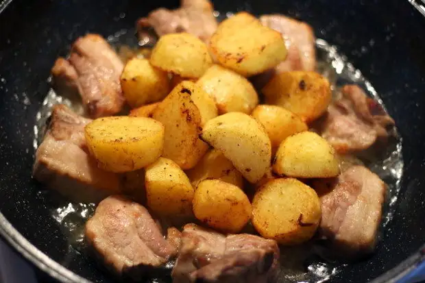 Свинина с картошкой простой. Сковородка со свининой и картошкой. Свинина с картошкой на сковороде. Жаркое из свинины с картошкой на сковороде. Рёбрышки свиные на сковороде с картошкой.
