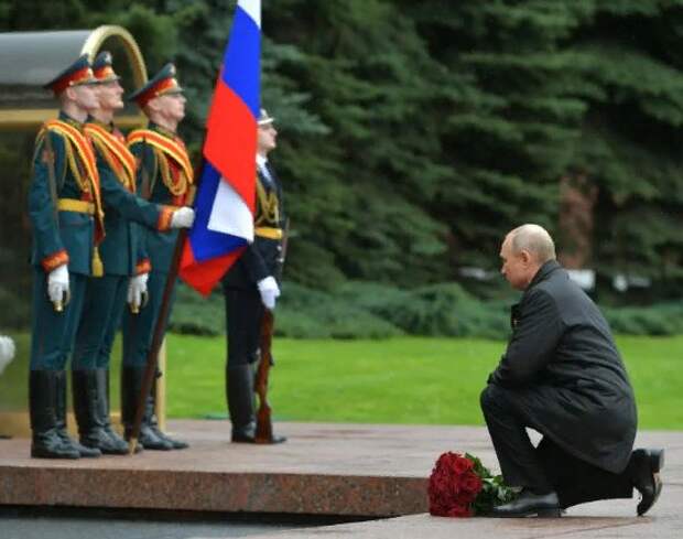 Путин возлагает цветы. Фото из открытых источников
