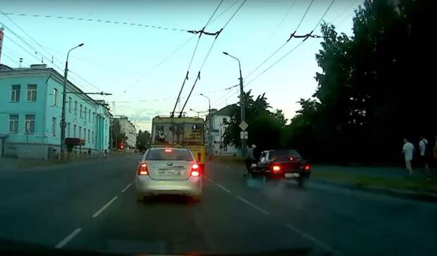 Пассажир, вышедший из троллейбуса в Петрозаводске, попал под машину и сделал сальто