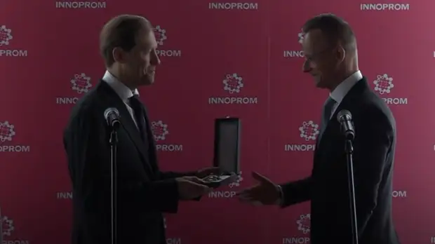 Власти Венгрии наградили Мантурова за поставки в страну вакцины «Спутник V»