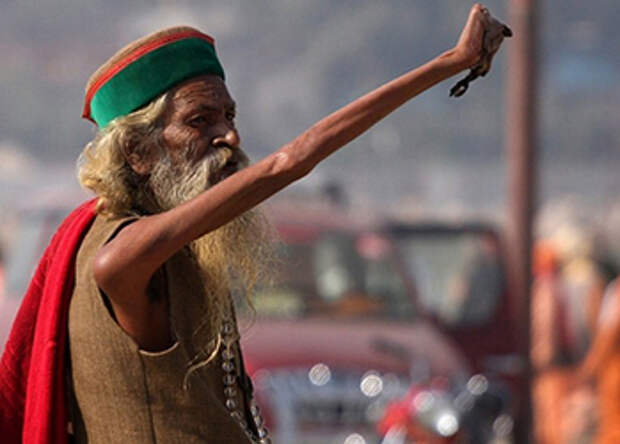 Во имя мира и господа: индус держит руку поднятой с 1973 года
