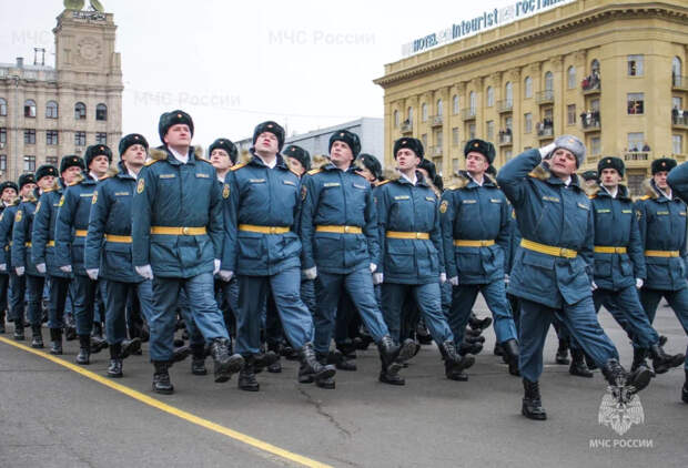 Сотрудники МЧС России приняли участие в Параде Победы, посвященном 80-летию победы в Сталинградской битве