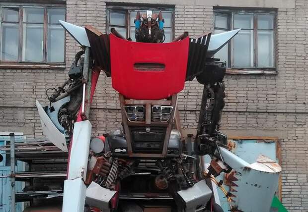 Трёхтонный робот в автомастерской Новосибирска автомастерская, автосервис, удивительно