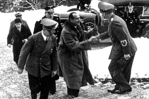 Адольф Гитлер и другие нацистские офицеры приветливо встречают министра иностранных дел Польши Юзефа Бека, прибывшего в Берхтесгаден (Германия). 1939 год. Фото: Corbis/Getty Images