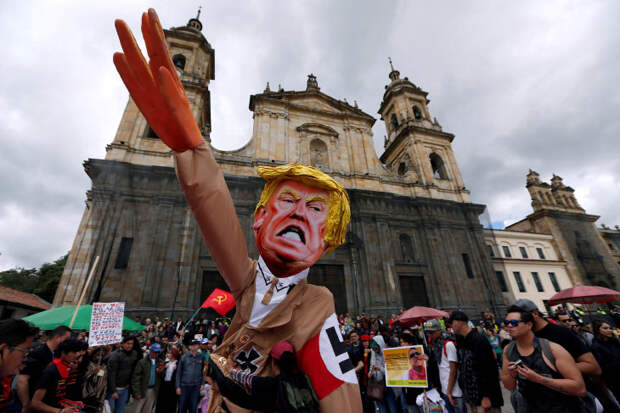 Дональд Трамп в нацистской форме на первомайской демонстрации в Боготе