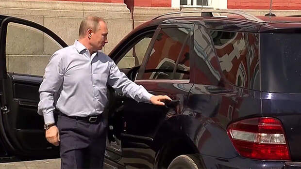 Таинственная "незнакомка" в автомобиле Путина взбудоражила интернет Валаам, Кабаева, Песков, женщина, путин, россия, соцсети, тайна
