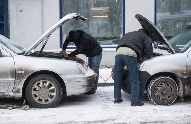 Нередкая картина зимой, когда водители «прикуривают» машину с «умершим» аккумулятором. | Фото: akb-plus.com. 