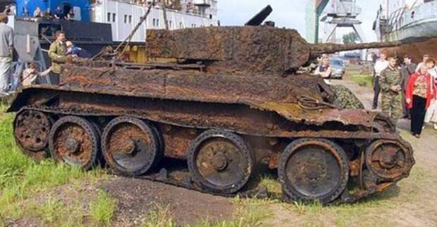 Археологи обнаружили в лесу старый танк. Когда открыли его — не поверили своим глазам! война, история, факты
