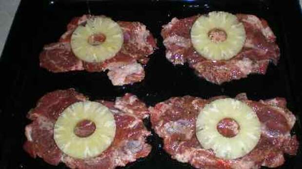 На каждый кусочек мяса положить колечко ананаса. Полить мясо ананасовым соком (от души).