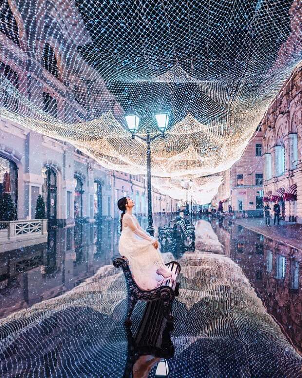 Никольская улица, несмотря на дождливую погоду, радует прохожих необычной световой инсталляцией.