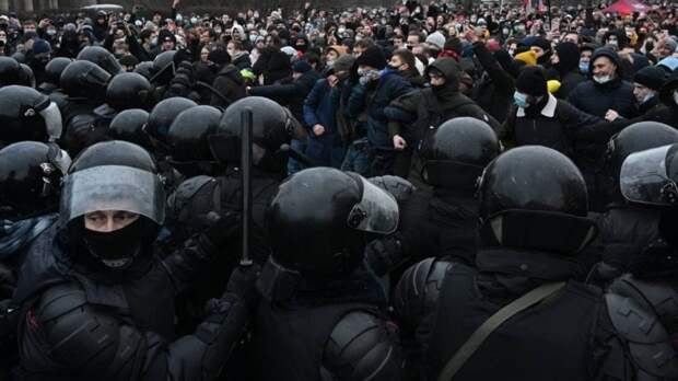 Напавшего на ОМОН участника митинга в Москве могут посадить на пять лет