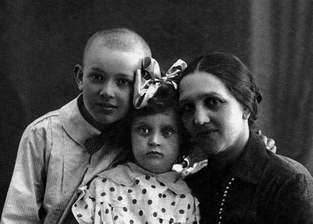 1116 Таня Пилецкая с мамой Евгенией Давыдовной и братом Володей, 1931 год.jpg