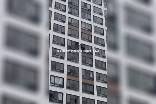 Житель Екатеринбурга рассказал, что не мог не спасти запертую на балконе 11-го этажа бабушку