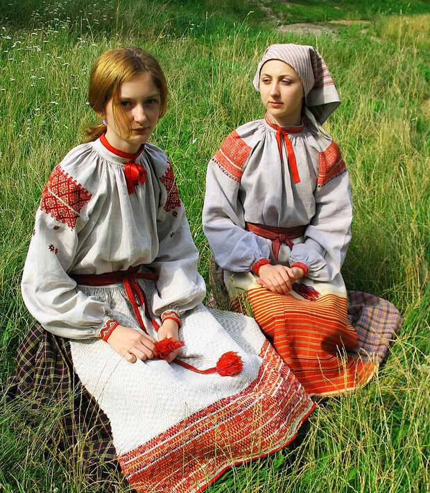 Рис. 6   Девушки в традиционных костюмах