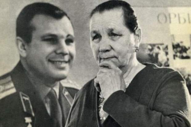 Анна Тимофеевна Гагарина у портрета сына. Фото: ОММ Ю.А. Гагарина
