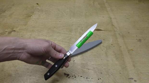 Сейчас покажу один очень простой способ, как можно поправить режущую кромку ножа, а в идеале и заточить его до бритвенной остроты при помощи самого обычного фломастера.-5