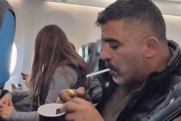 The Sun: турецкому блогеру на год запретили летать из-за курения в самолете