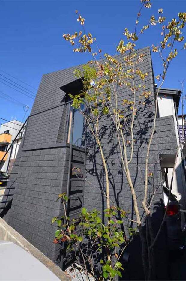 Необычный черный дом-гараж в виде трапеции