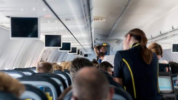 Самолет, летевший из Новгорода в Оренбург экстренно приземлился в Самаре из-за заболевшего пассажира