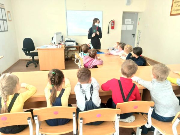 Сотрудники ГИБДД Кировграда провели мастер-класс «Мой друг светофор» для воспитанников детского сада