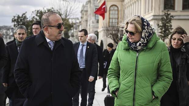 Министр иностранных дел Турции Мевлют Чавушоглу и министр иностранных дел Австрии Карин Кнайссль