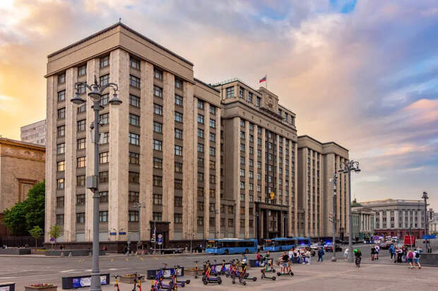 Госдума вернулась как ни в чём не бывало. Слова громкие, но фото расскажут больше отчётов