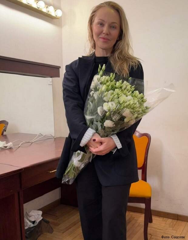 Альбина Джанабаева устроила фотосессию в кожаном мини