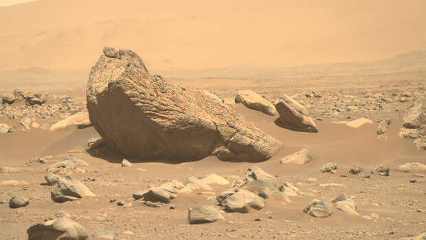 Следы от катящихся валунов на Марсе указали на недавнюю сейсмическую активность
