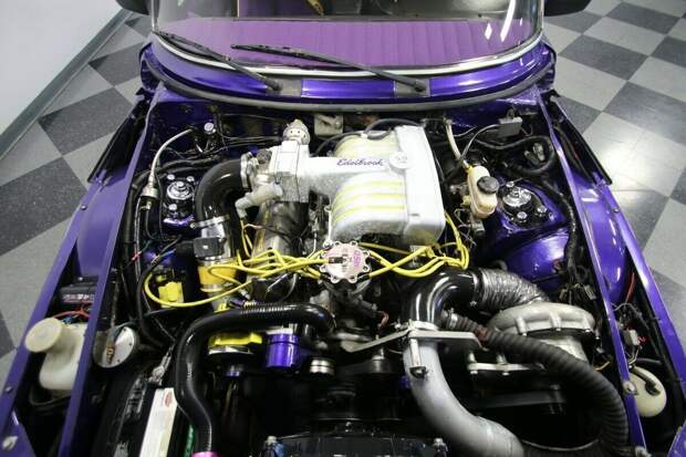 Гоночный Saab 900 с пятилитровым двигателем V8