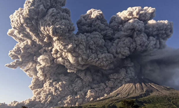 Извержение вулкана Синабунг,