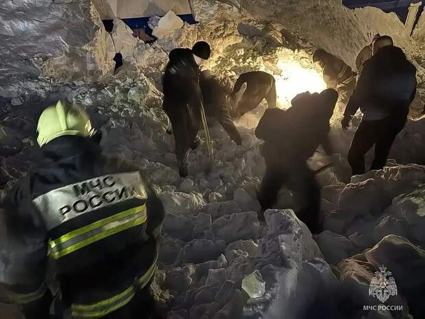 СК возбудил дело о халатности после гибели ребенка при сходе снега с крыши спорткомплекса в ХМАО