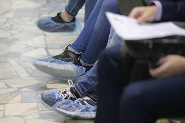 В России оценили идею отказаться от использования бахил в больницах