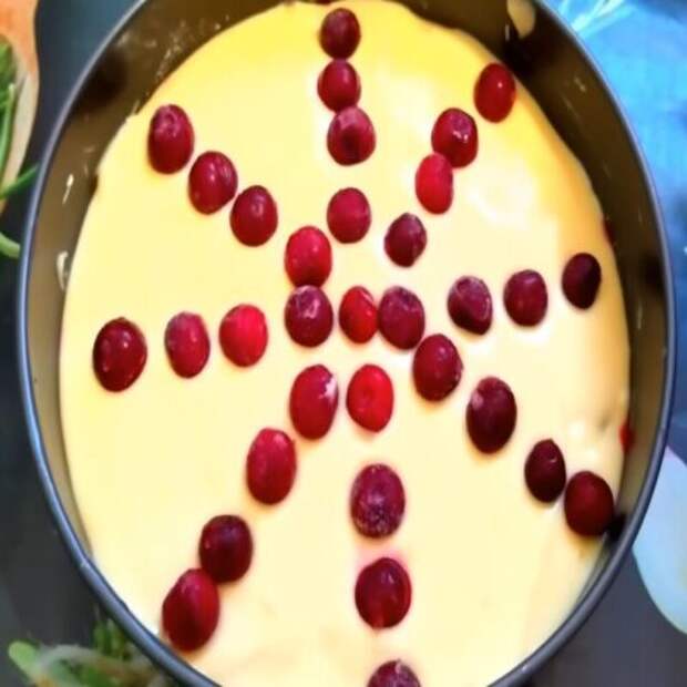 Пирог на кефире с вишней: вчера испекла, сегодня второй попросили. Все смешали и в духовку