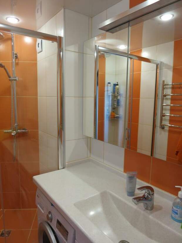 Оранжевая ванная комната, стиральная машинка под раковину
