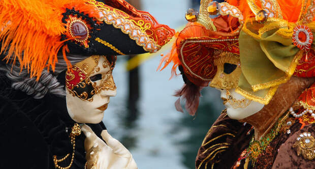 Venice carnival masked lovers 2010