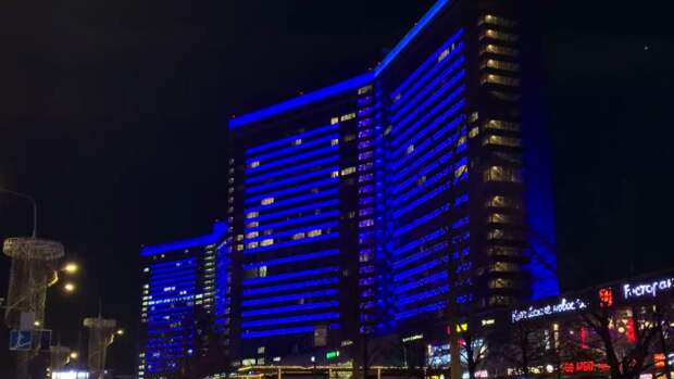 Москва провела акцию «Зажги синим» в знак поддержки людей с аутизмом