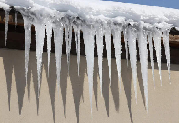 На Камчатке глыба льда упала с крыши и выбила окно