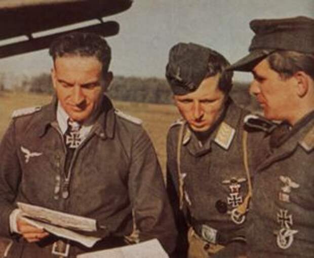 Летчик Ганс-Ульрих Рудель с боевыми товарищами