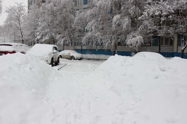 Россиян заблокировало в магазине снежной лавиной