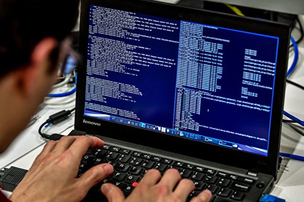 Человек работает за компьютером