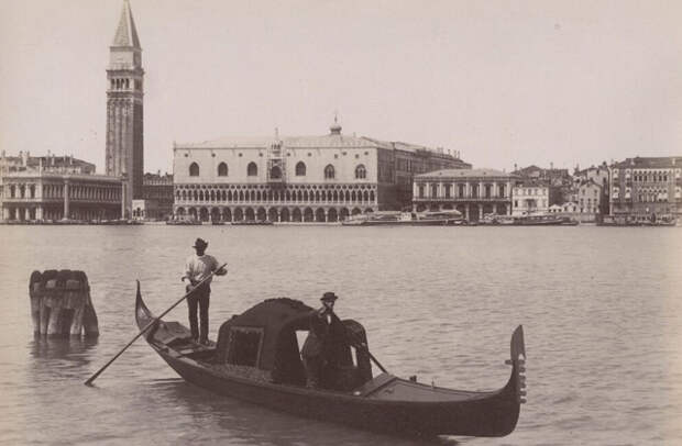Почему в Венеции гондолы черного цвета? 