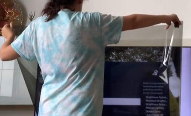 Женщина сняла магазинную пленку с телевизора, но это оказался сам экран: видео