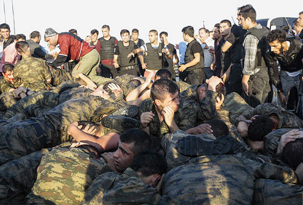 Участвовавшие в мятеже военные пытались захватить мост через Босфор. 16 июля 2016 года